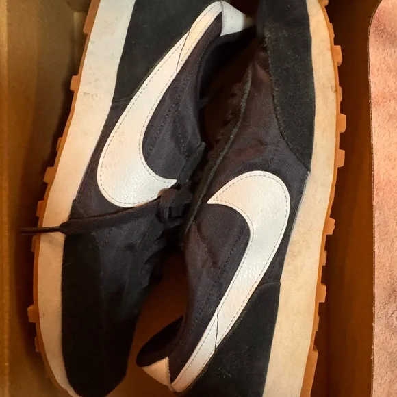 Nike Women’s Black and White Sneakers - Picture 2 of 5